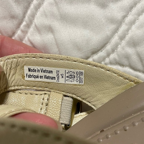 Crocs - women’s Leigh - Ann ankle strap leather wedge beige sandals size 5 - Picture 5 of 5